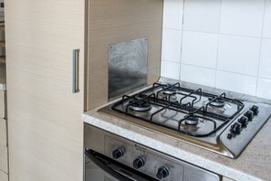 Fridge, oven, dishwasher, dining tables - N169 - Numana, new four-room villa with garden (Numana)