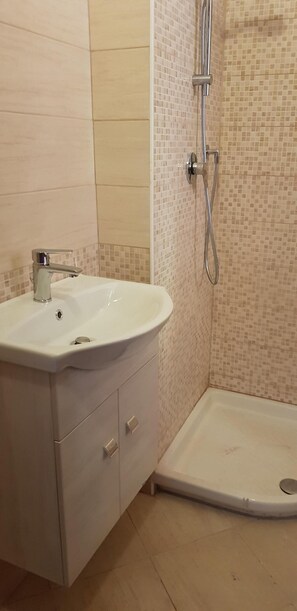 تجهيزات دش، مراحيض شطف، مناشف، ورق حمّام