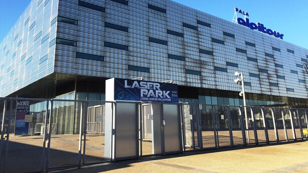En modern byggnad med en skylt som visar texten ”Laser Park” och ”Alpitour” på fasaden.