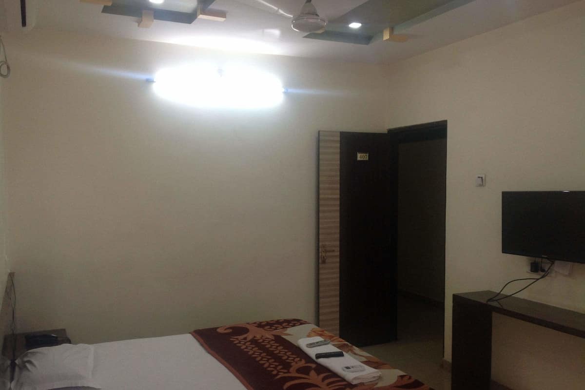 In-room safe, rollaway beds (surcharge), WiFi (free)