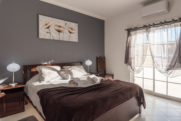 Quarto casal conforto, 1 cama de casal, banheiro privativo | Individualmente decorados, individualmente mobiliados, cortinas blackout