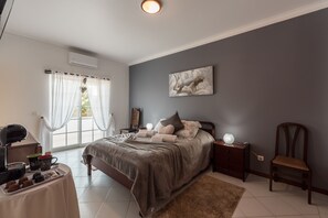 Quarto casal conforto, banheiro privativo | Individualmente decorados, individualmente mobiliados, cortinas blackout