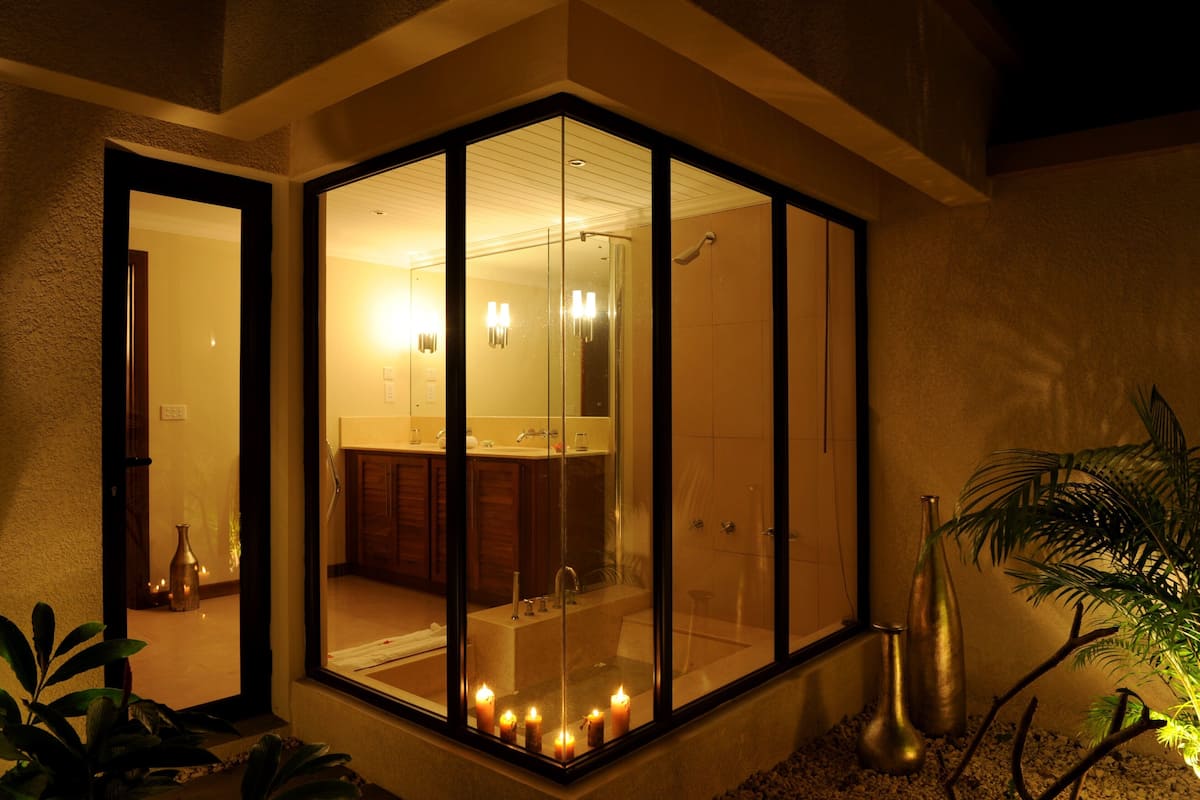 Un baño moderno con cabina de vidrio, lavabo y ducha.
