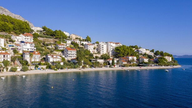A coastal town with buildings on a hillside overlooking the sea. - Perfectly located holiday home with a private pool (Stanici, Omiš)