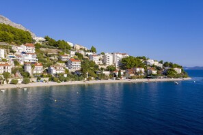 Rannalla, aurinkotuoleja