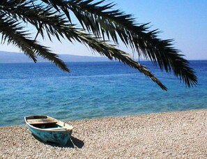 On the beach, sun loungers - Perfectly located holiday home with a private pool (Stanici, Omiš)