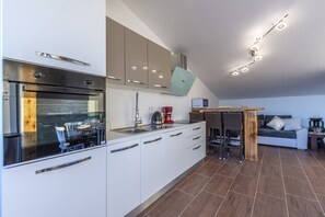 Fridge, microwave, oven, stovetop - Perfectly located holiday home with a private pool (Stanici, Omiš)