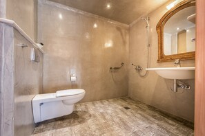 Een douche, een haardroger, handdoeken, zeep