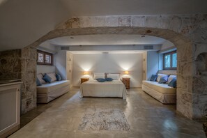 4 chambres, coffres-forts dans les chambres, fer et planche Ă repasser
