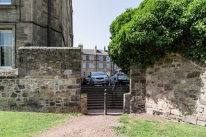 Property grounds - Waverley Park · High-End Apartment in Georgian Building by Holyrood Park (Edinburgh)