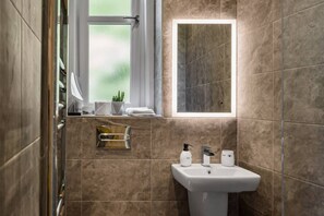 Amenidades de baño gratuitas, secadora de cabello, toallas 