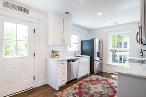 Fridge, microwave, oven, stovetop - ★Upscale★ Couple's Retreat - Beach & Downtown CHS (Mt Pleasant)