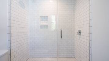 Douche, sèche-cheveux, serviettes fournies, savon