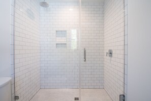 Ducha, secador de pelo, toallas y jabón