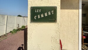 Unclassified image, 4 of 16, button - Single-Story House: Central Location, 150m from Beach, Terrace, Parking (Jullouville)