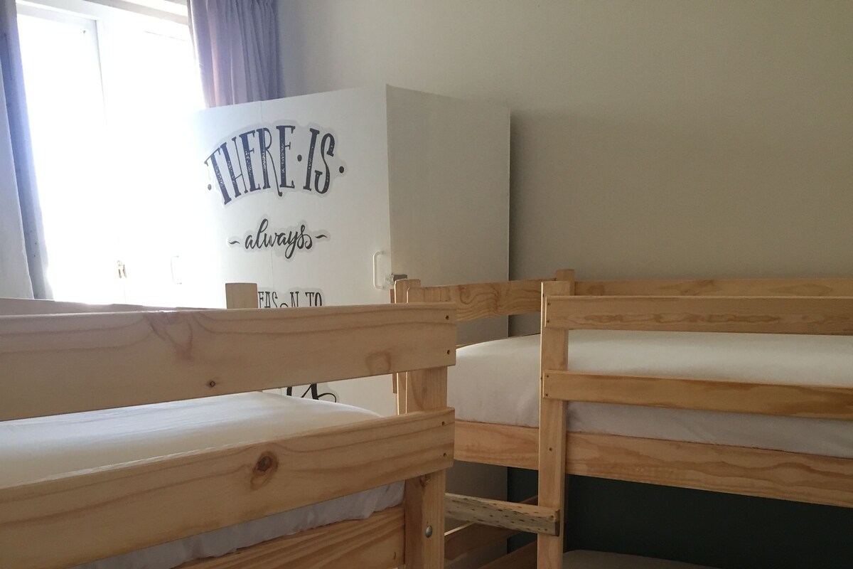 Gemeinsamer Basic-Schlafsaal (2 Bunk Beds) | Hochwertige Bettwaren, kostenloses WLAN, Bettwäsche
