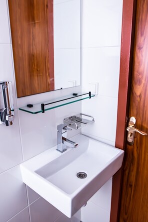 Douche, articles de toilette gratuits, sèche-cheveux