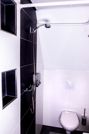 Chuveiro, produtos de toalete grátis, secador de cabelo 