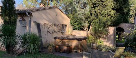 Bain à remous extérieur