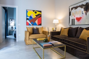 Smart-tv, boeken en een computerscherm