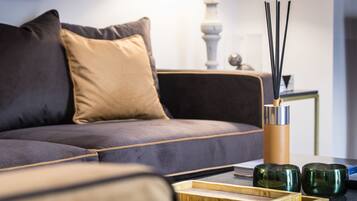 TV connectée, livres, écrans d'ordinateur