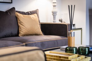 Smart TV, books, computer monitors - 《A&G Family Residences》▪︎ A Graceful Luxury in the Heart of Palermo▪︎ (Palermo)