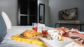 2 chambres, bureau, chambres insonorisées, fer et planche à repasser