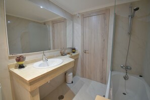 Serviettes fournies, savon, shampoing, papier toilette