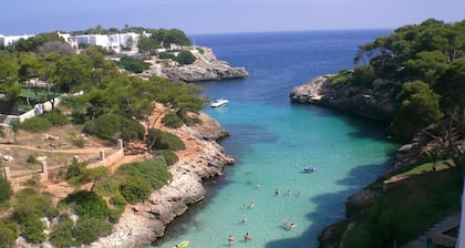 Tilava huoneisto sijaitsee Cala D'orin satamassa