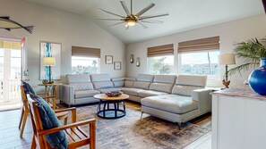 TV - Large Home, Private  Pool, Outside Entertaining, Golf Cart Included (Port Aransas)