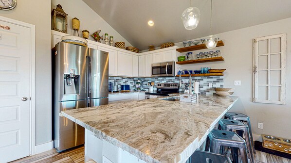 Jääkaappi, mikroaaltouuni, astianpesukone, kahvin-/teenkeitin