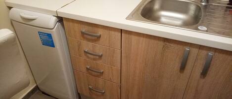 Electric kettle, toaster, cookware/dishes/utensils, dining tables