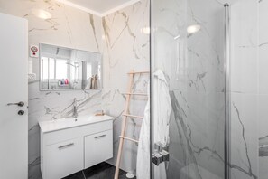 Standard Apartment, 1 Bedroom (Moon) | Bathroom | Shower, free toiletries, hair dryer, bathrobes - Carmel Star (Tel Aviv)