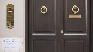A dark brown door with a brass nameplate reading "LETTEPE" and a brass door knocker. - Maison Ottavia (Rome)