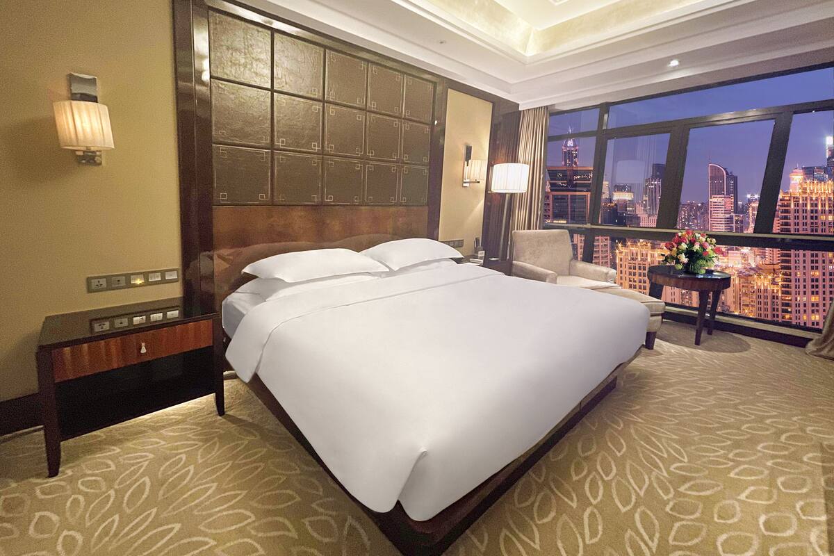 Executive Suite | Minibar, in-room safe, desk, laptop workspace