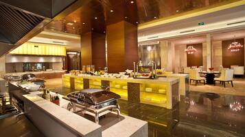 Daily buffet breakfast (CNY 118 per person)