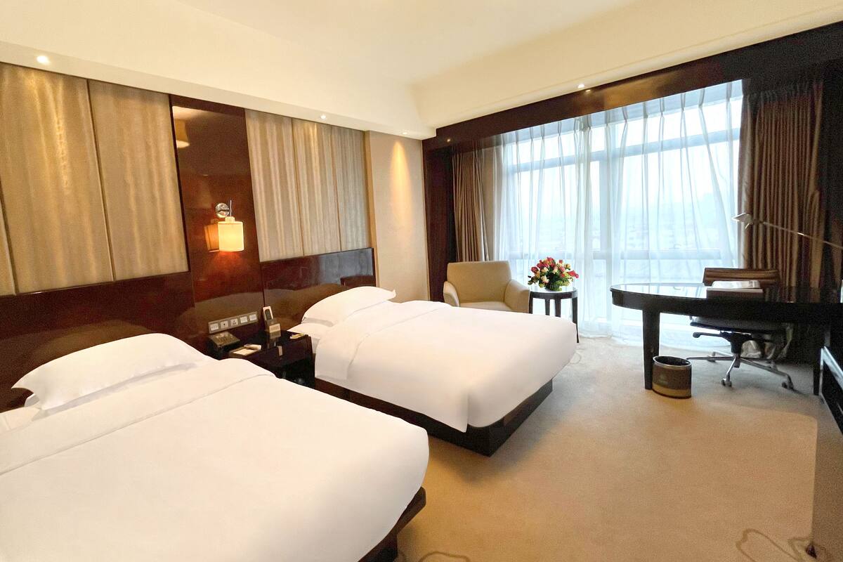 1 غرفة نوم وميني بار وخزنة داخل الغرفة وبديكورات فريدة لكل غرفة