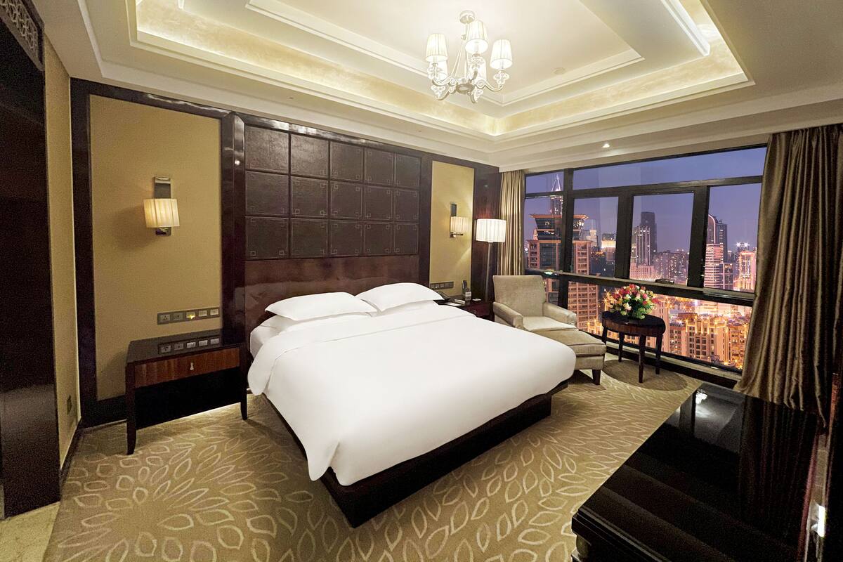 Business Suite | Minibar, in-room safe, desk, laptop workspace