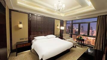 Business Suite | Minibar, in-room safe, individually decorated, individually furnished