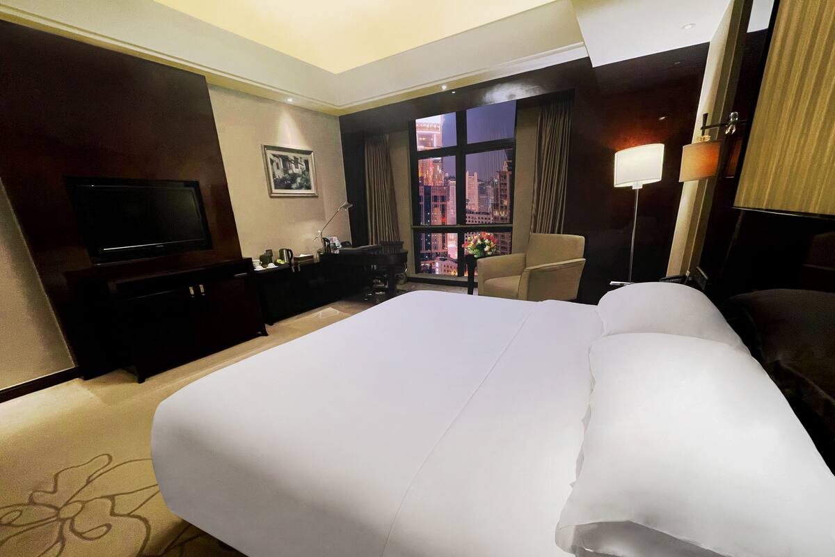 1 غرفة نوم وميني بار وخزنة داخل الغرفة وبديكورات فريدة لكل غرفة