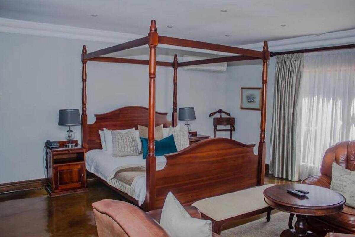 Executive kamer | Een minibar, een kluis op de kamer, een bureau