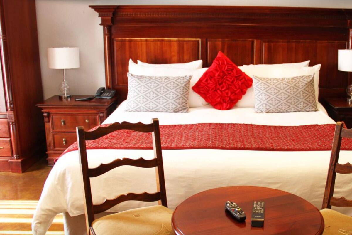 Deluxe kamer | Een minibar, een kluis op de kamer, een bureau