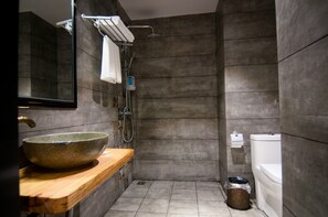 Dusche, kostenlose Toilettenartikel, Haartrockner, Hausschuhe