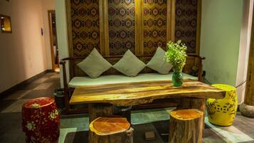 Déjeuner et dßner servis sur place, spécialités Cuisine locale