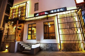 Vista frontal de la propiedad por la tarde o noche