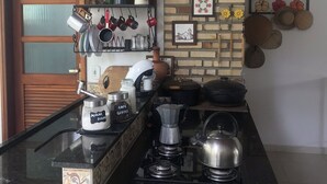 電子レンジ、コンロ、調理器具と食器