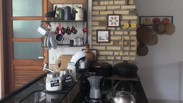 公共區域設有微波爐、爐具、廚房用具/餐具/器皿
