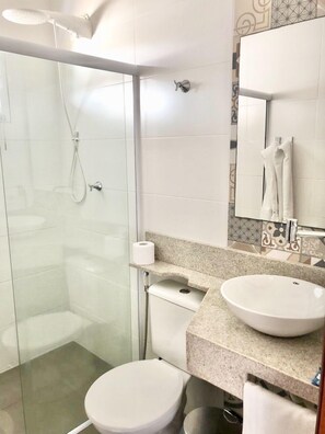 Douche, articles de toilette gratuits, sèche-cheveux