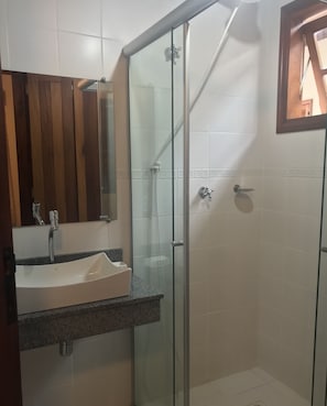 Double Room | Bathroom | Shower, free toiletries, hair dryer, towels - Pousada Romã (Paraty)