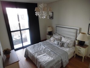 Leilighet – deluxe, flere senger, delvis havutsikt | Blendingsgardiner, strykejern/-brett, wi-fi (inkludert) og sengetøy